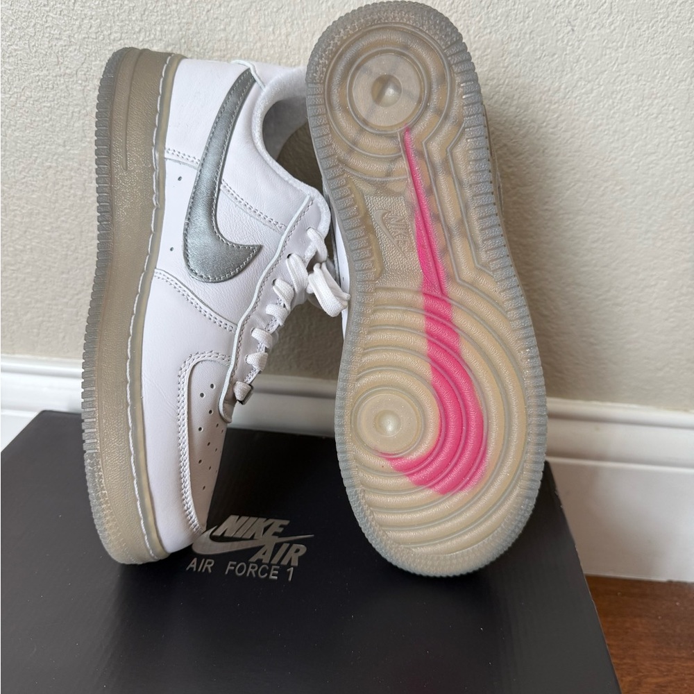 Nike Women/Men Air Force 1 White Sneakers with Silver Swoosh 7 NIB - Picture 3 of 5
